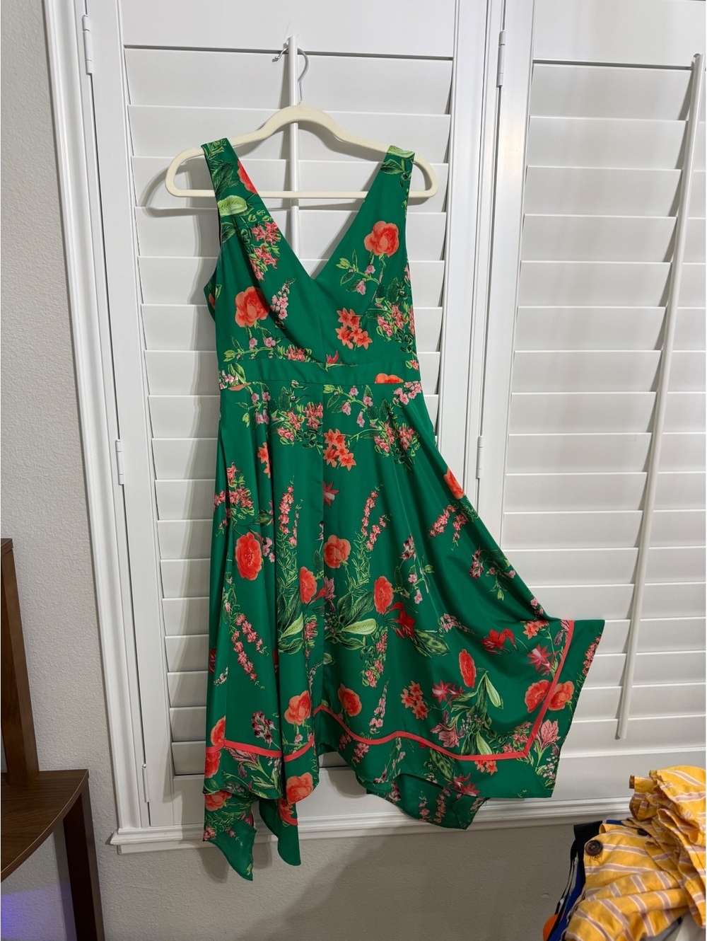 Vince Camino designer- Floral Print Sleeveless V-Neck Midi Dress
